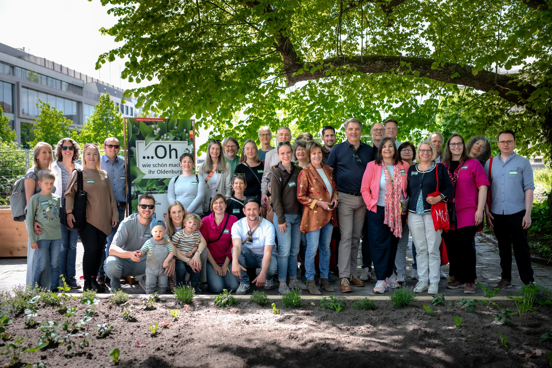 Gruppenbild an Stadtgarten 91er Straße_Foto: Oldenburger Kunstschule/ I. Mittwollen