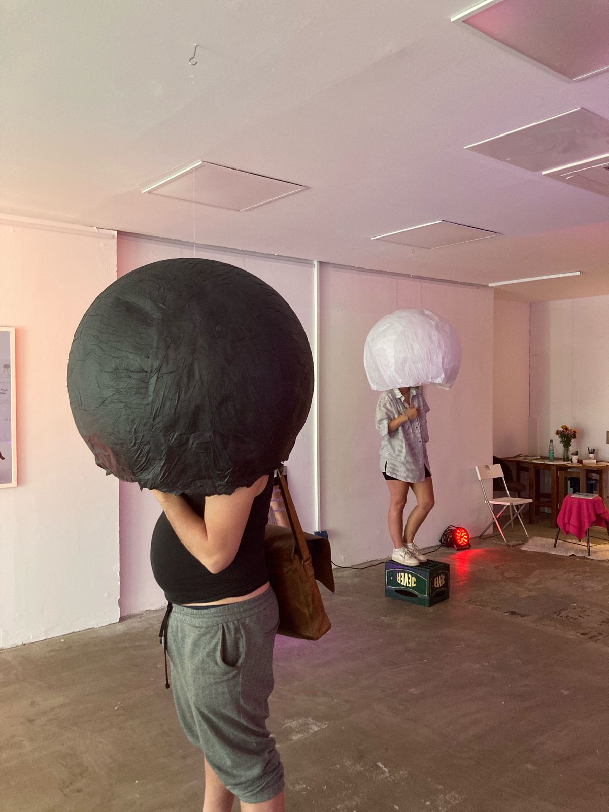 Ausstellungsansicht "Under my Skin" von Velat Agackiran und Lea Ahlers