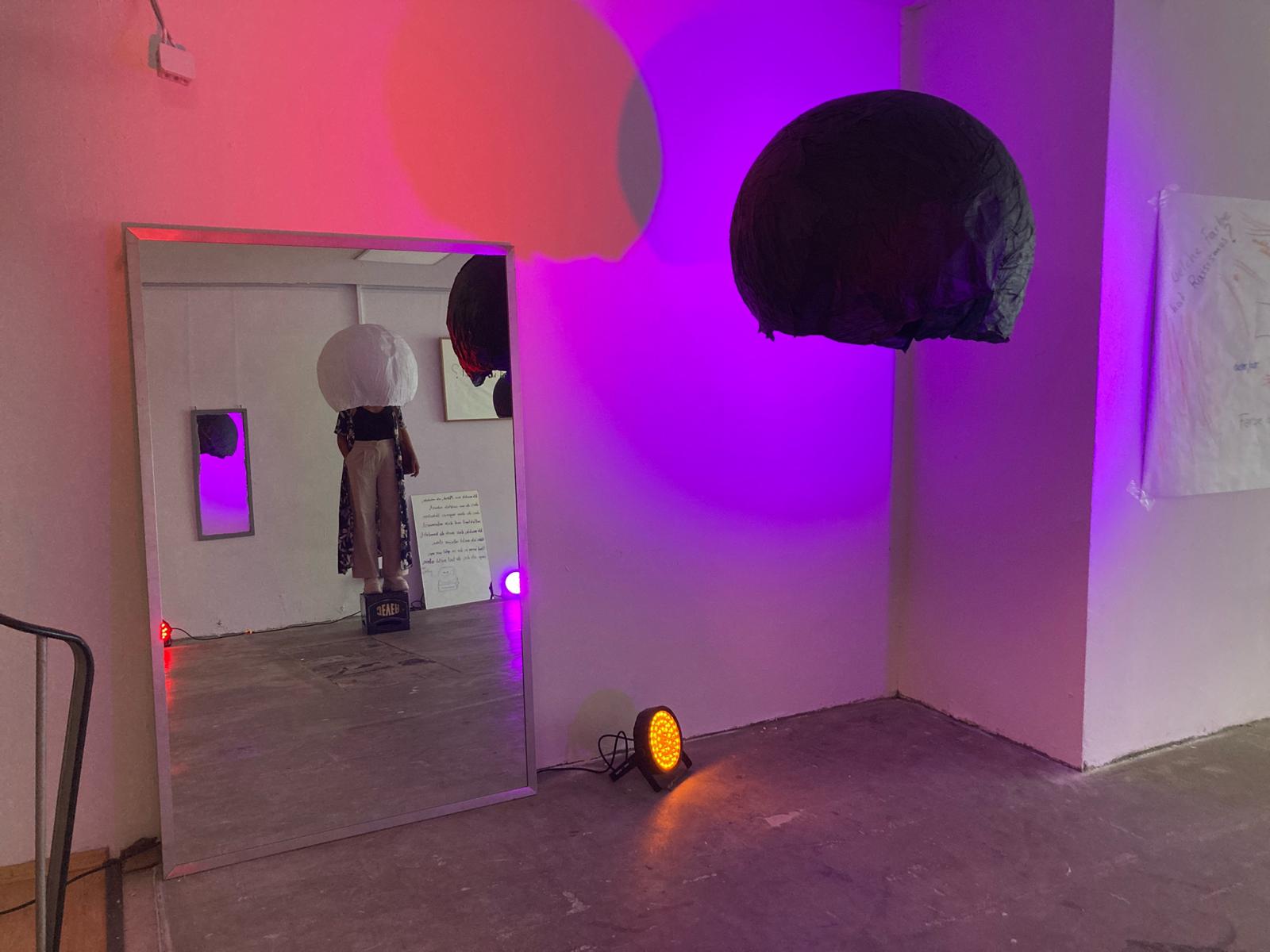 Ausstellungsansicht "Under my Skin" von Velat Agackiran und Lea Ahlers