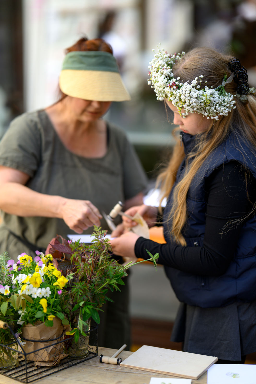 Kind und Frau nehmen an Färbergarten Aktion zur Eröffnung Stadtgärten teil_Foto: Oldenburger Kunstschule/ I. Mittwollen