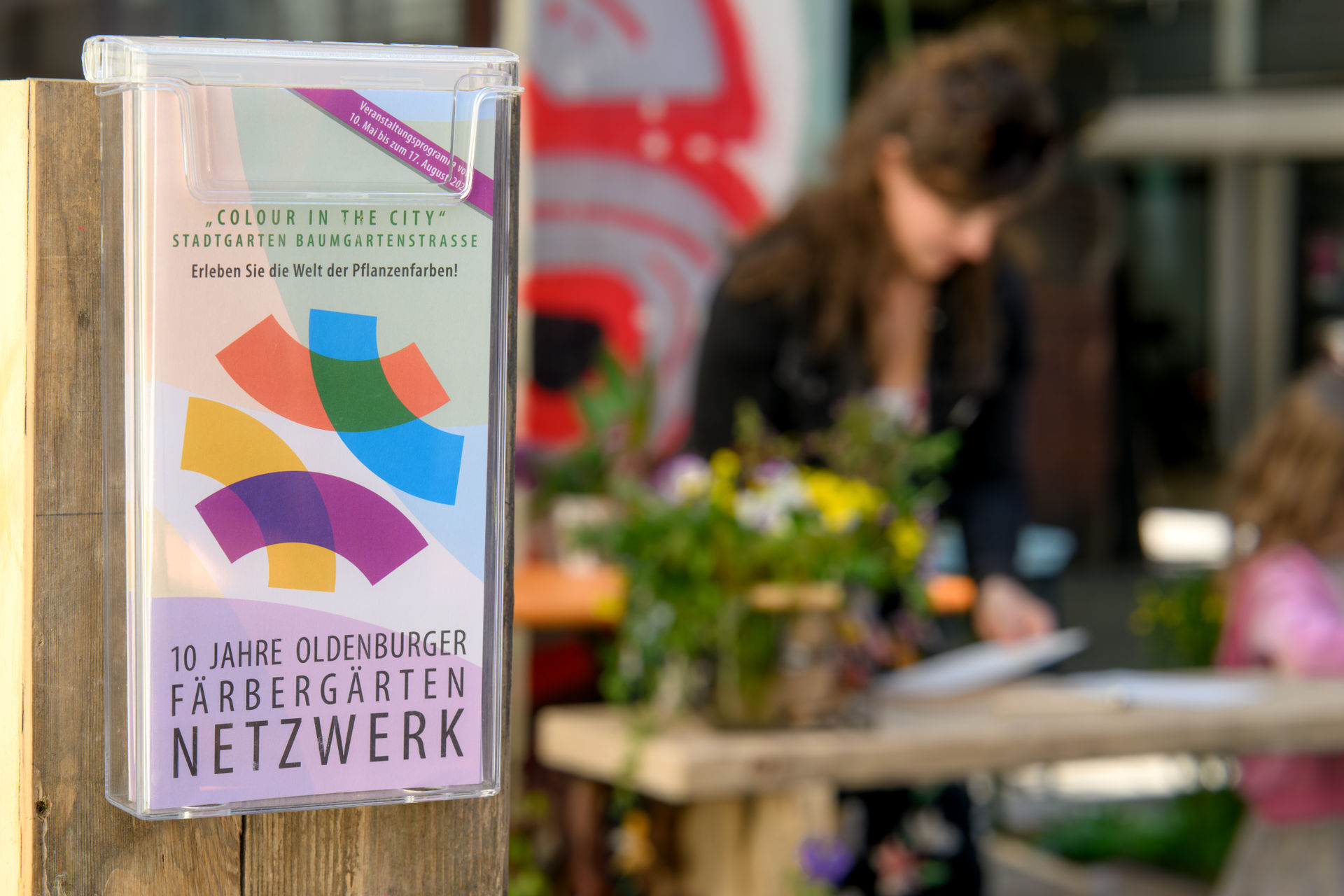 Flyerhalter vor Färbergarten Aktionstisch_Foto: Oldenburger Kunstschule/ I. Mittwollen