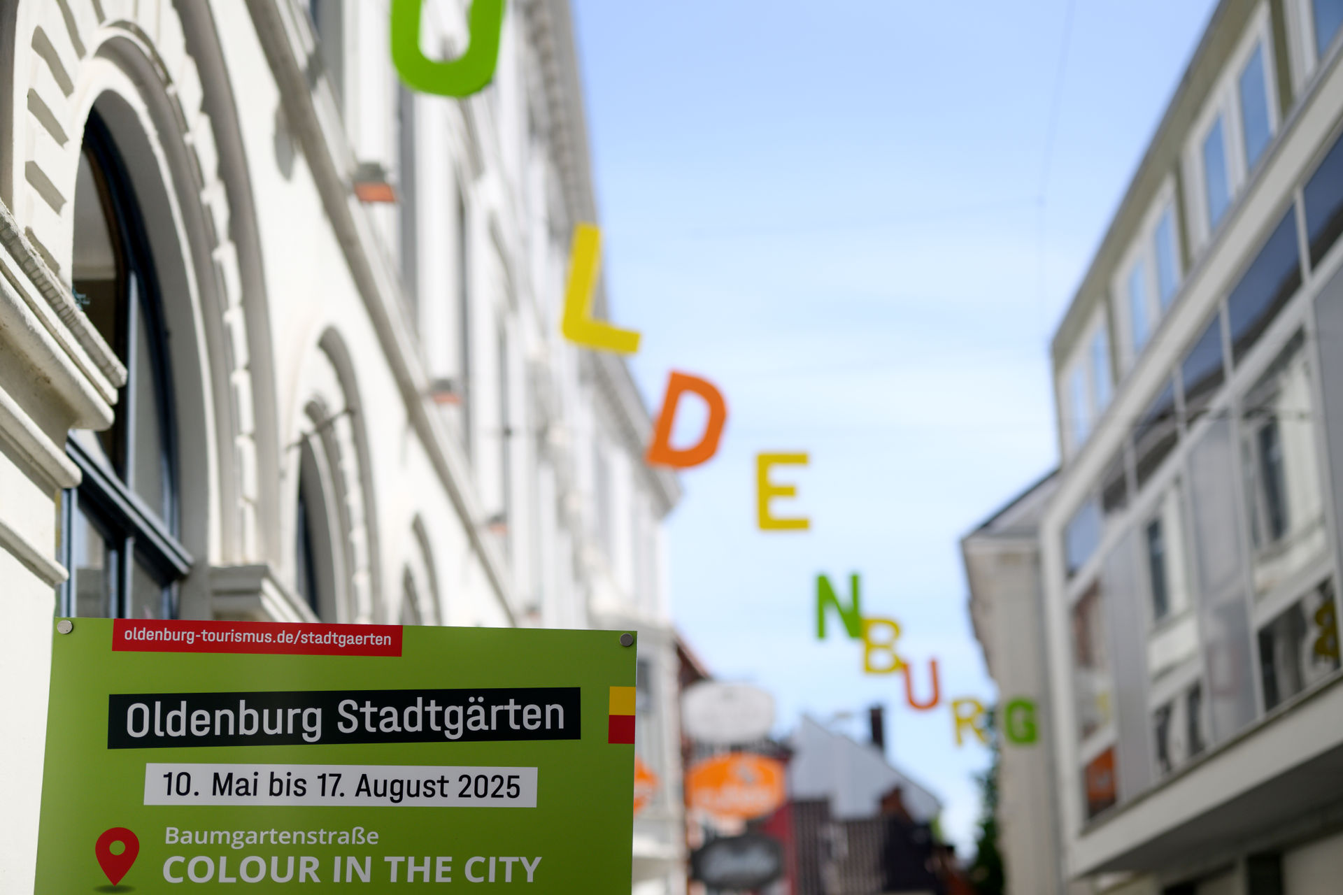 Straßenansicht Wimpel OLDENBURG Aktion Eröffnung Stadtgärten_Foto: Oldenburger Kunstschule/ I. Mittwollen
