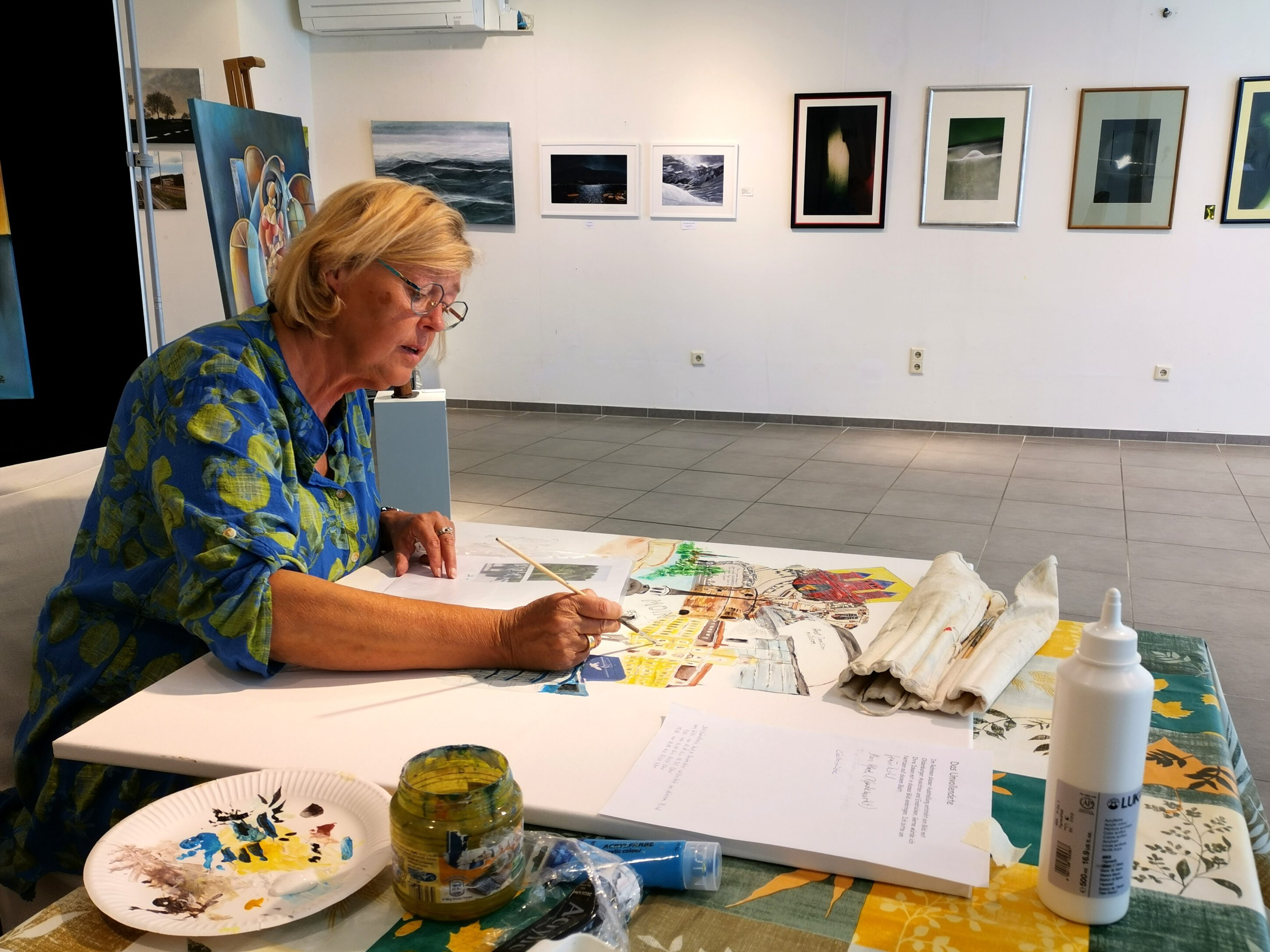 Antje Boedecker bei der Arbeit - Bild aus der Ausstellung Oldenburger Künstlergruppe