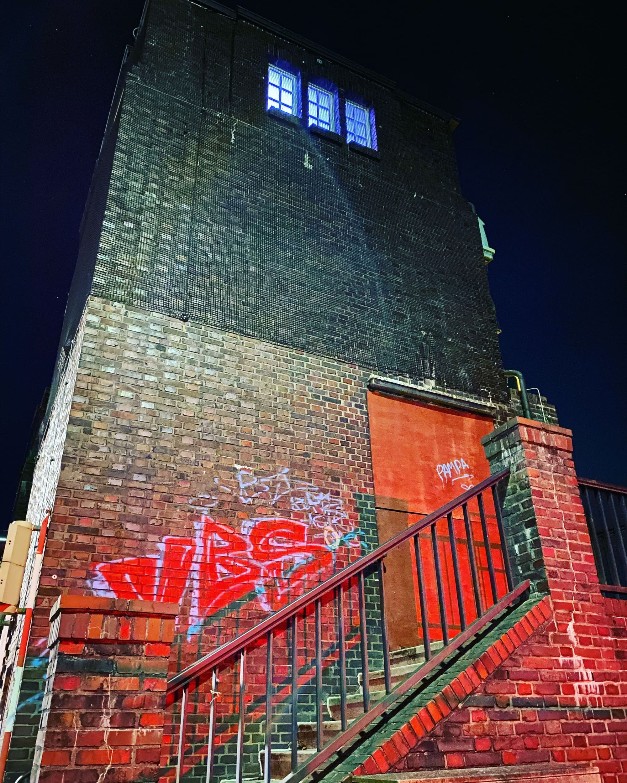 Außenansicht Cäcilienturm bei Nacht