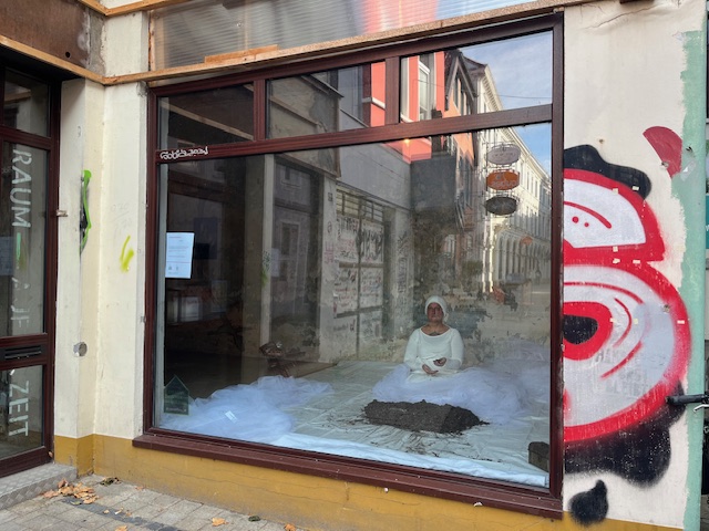 Endurance Performance von Kathrin Ryan Peace Container I: Heimatlos