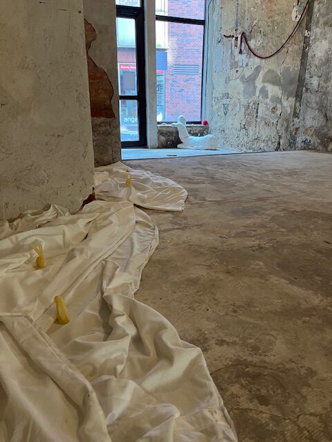 Ausstellung von Kathrin Ryan Peace Container I: Heimatlos