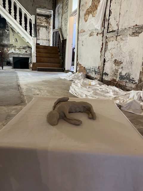 Ausstellung von Kathrin Ryan Peace Container I: Heimatlos