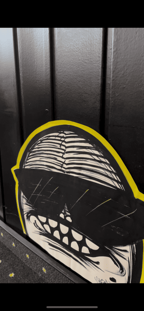 Fratze mit Sonnenbrille Ausstellung CODY SENDET EIN LEBENSZEICHEN