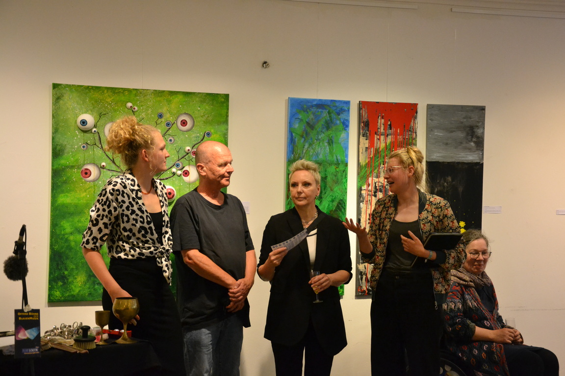 Eröffnung mit Besucher:innen der Ausstellung "ÜberLebensKünstler:innen" Blauschimmel e.V.