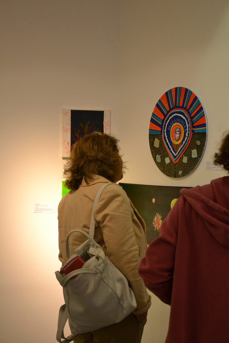 Besucher:innen der Ausstellung "ÜberLebensKünstler:innen" Blauschimmel e.V.