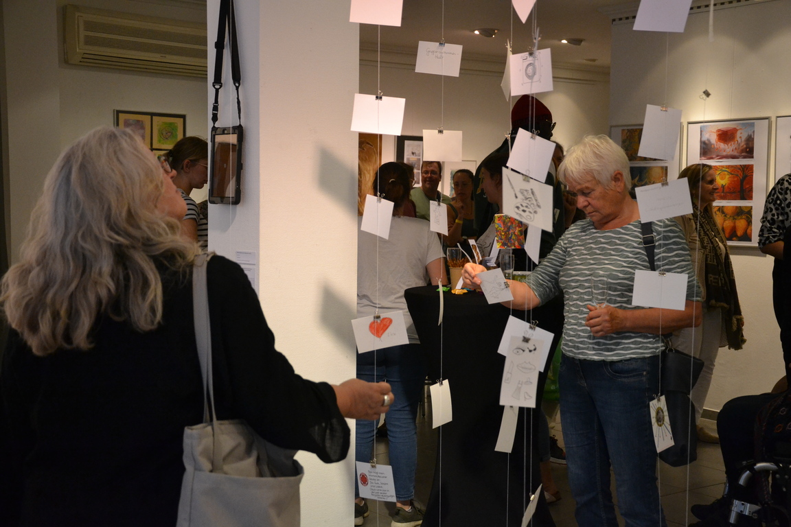 Besucher:innen der Ausstellung "ÜberLebensKünstler:innen" Blauschimmel e.V.
