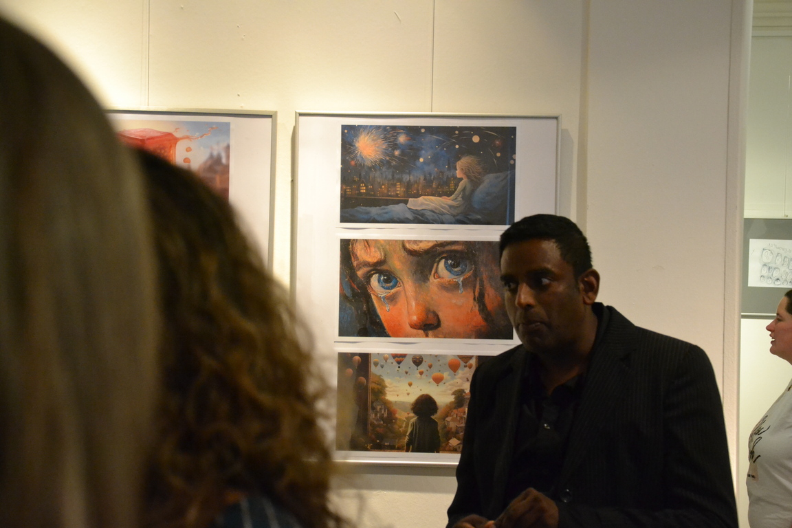 Besucher:innen der Ausstellung "ÜberLebensKünstler:innen" Blauschimmel e.V.