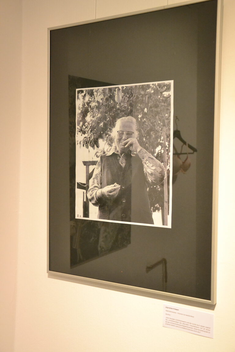 Bild - Ausstellung "ÜberLebensKünstler:innen" Blauschimmel e.V.