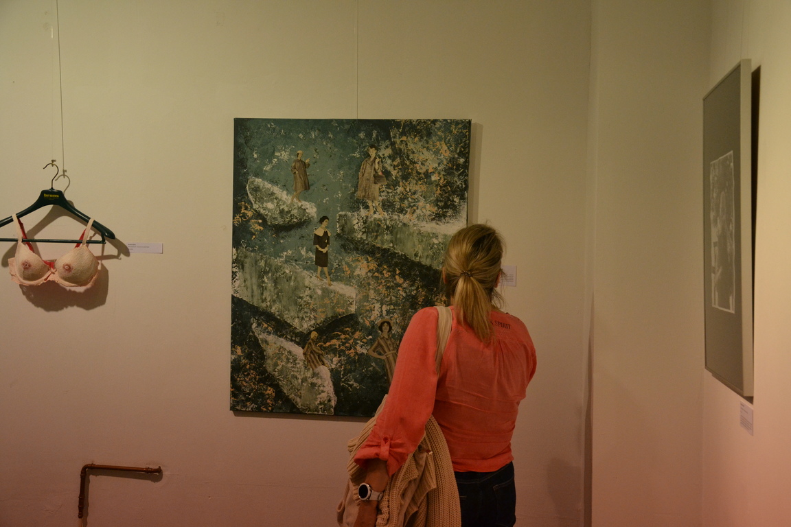 Besucher:innen der Ausstellung "ÜberLebensKünstler:innen" Blauschimmel e.V.