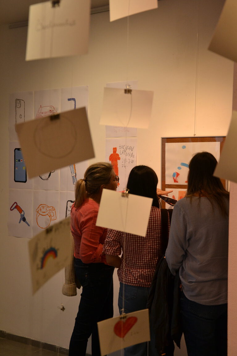 Besucher:innen der Ausstellung "ÜberLebensKünstler:innen" Blauschimmel e.V.