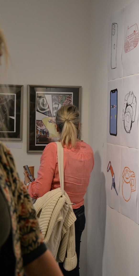 Besucher:innen der Ausstellung "ÜberLebensKünstler:innen" Blauschimmel e.V.