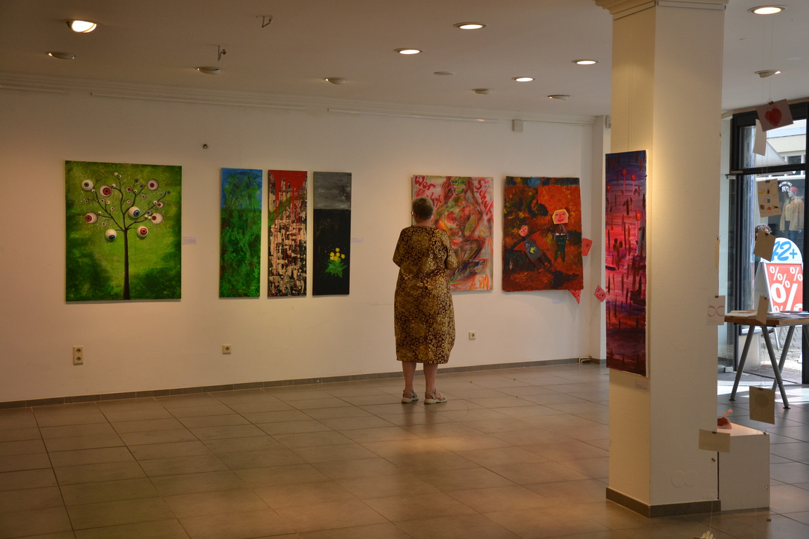 Besucherin der Ausstellung "ÜberLebensKünstler:innen" Blauschimmel e.V.