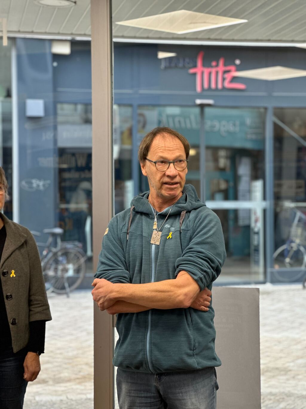 Eröffnung Bild Publikum - Litfass-Säule mit Texten Ausstellung in der Deutsch-Israelischen Gesellschaft e.V. 