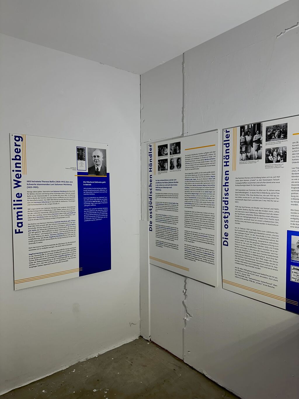 Wand mit Texten Ausstellung in der Deutsch-Israelischen Gesellschaft e.V. 