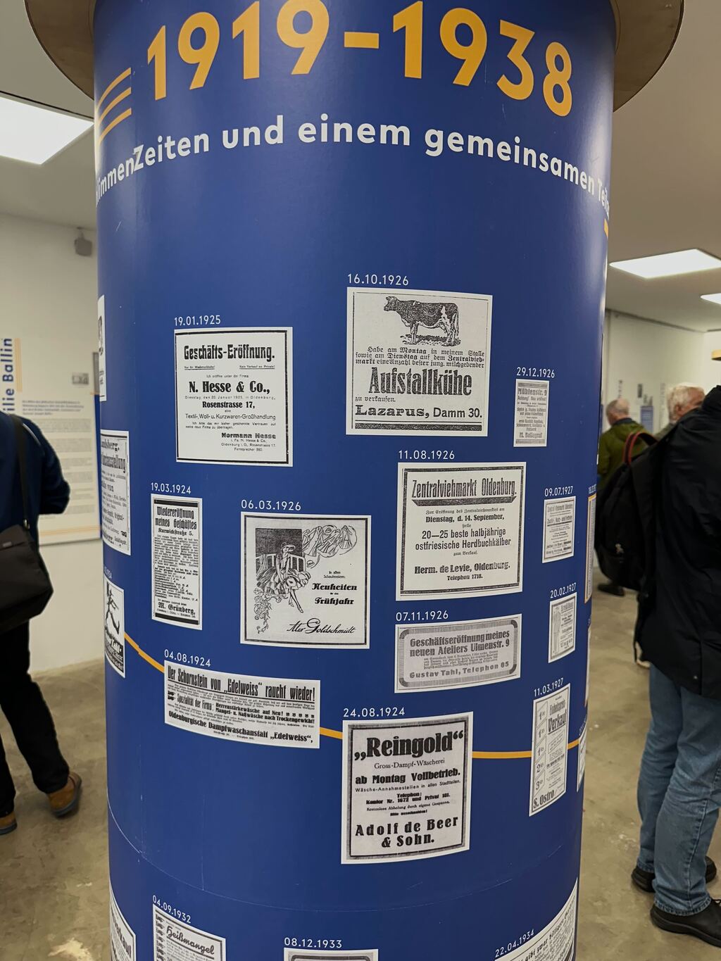 Litfass-Säule mit Texten Ausstellung in der Deutsch-Israelischen Gesellschaft e.V. 