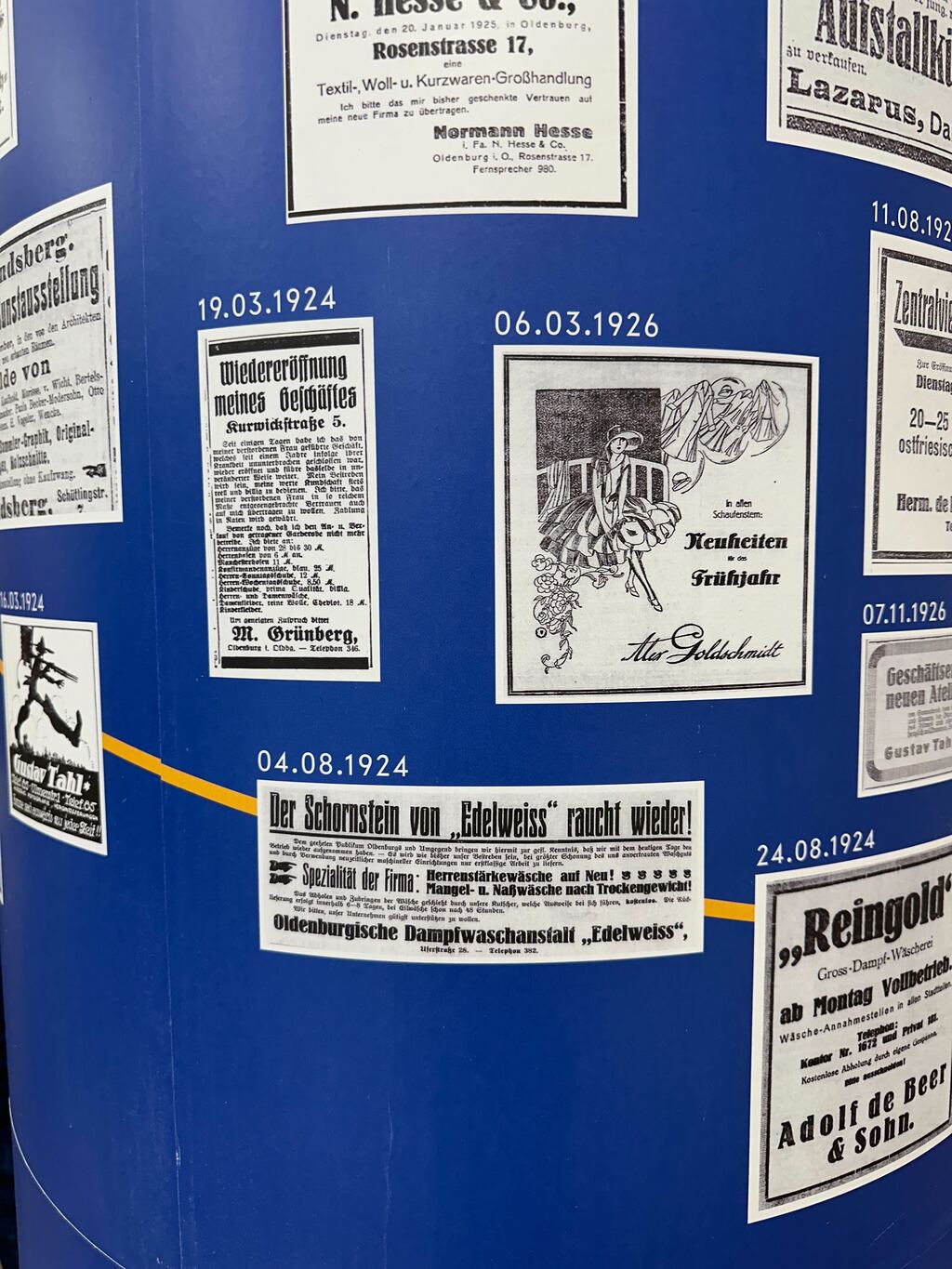 Nahaufnahme Litfass-Säule mit Texten Ausstellung in der Deutsch-Israelischen Gesellschaft e.V. 