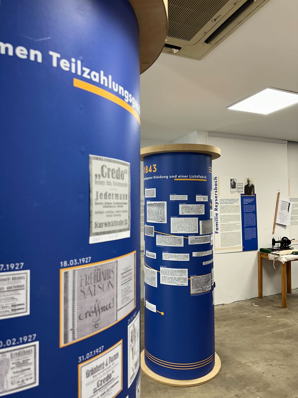 Litfass-Säulen mit Texten Ausstellung in der Deutsch-Israelischen Gesellschaft e.V. 