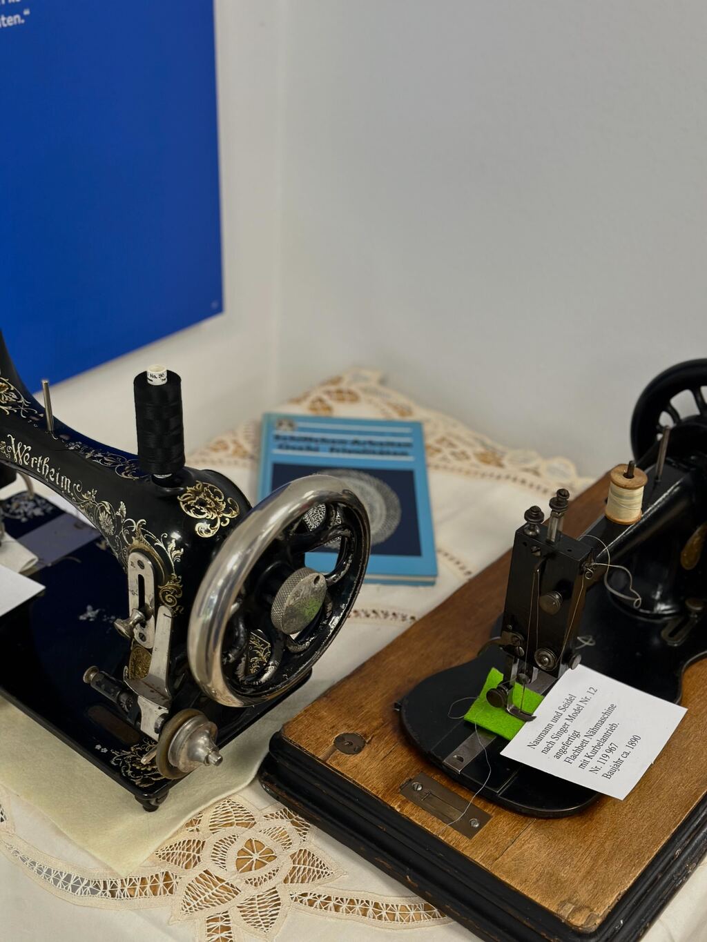 Alte Nähmaschine - Ausstellung in der Deutsch-Israelischen Gesellschaft e.V. 