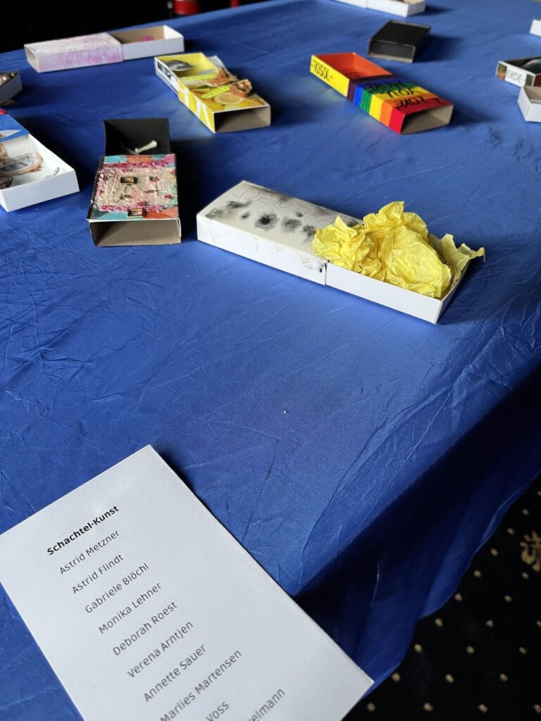 Schachtelkunst aus der Ausstellung Blauschimmel Atelier ÜberLebensKünstler*innen