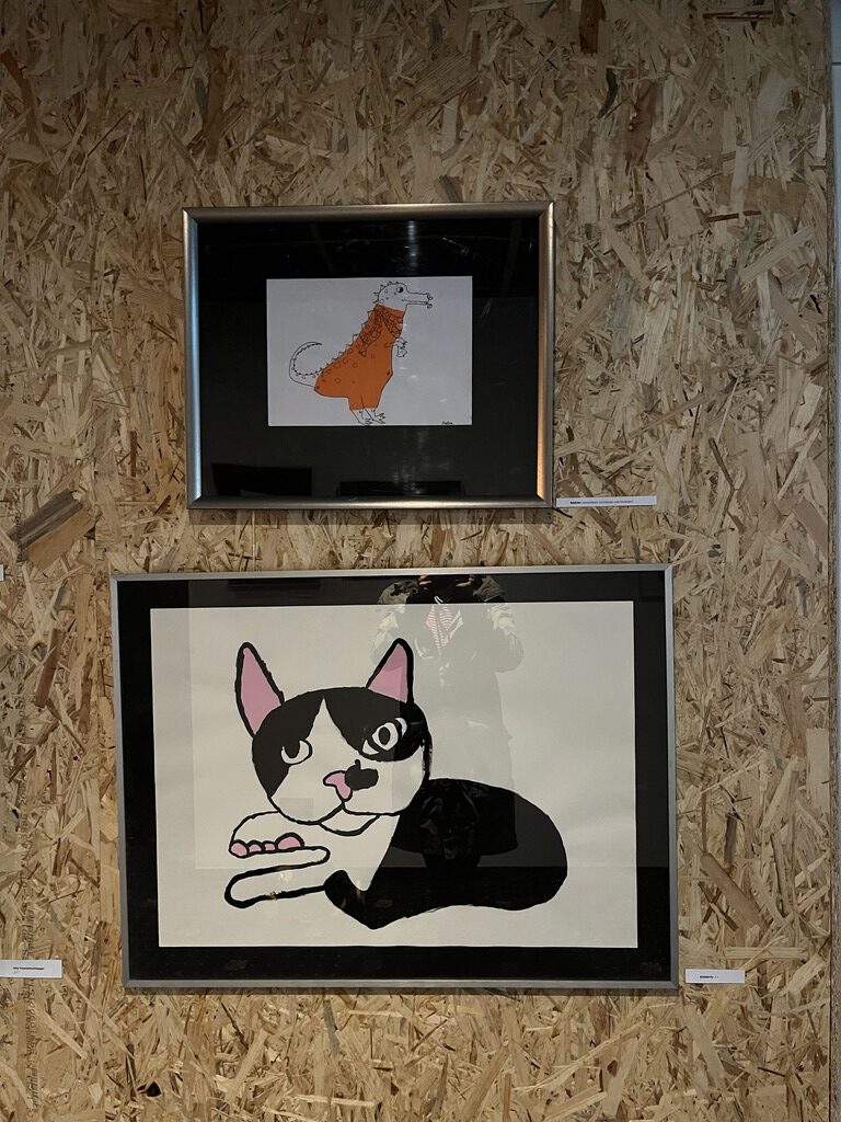 Bilder aus der Ausstellung Blauschimmel Atelier ÜberLebensKünstler*innen