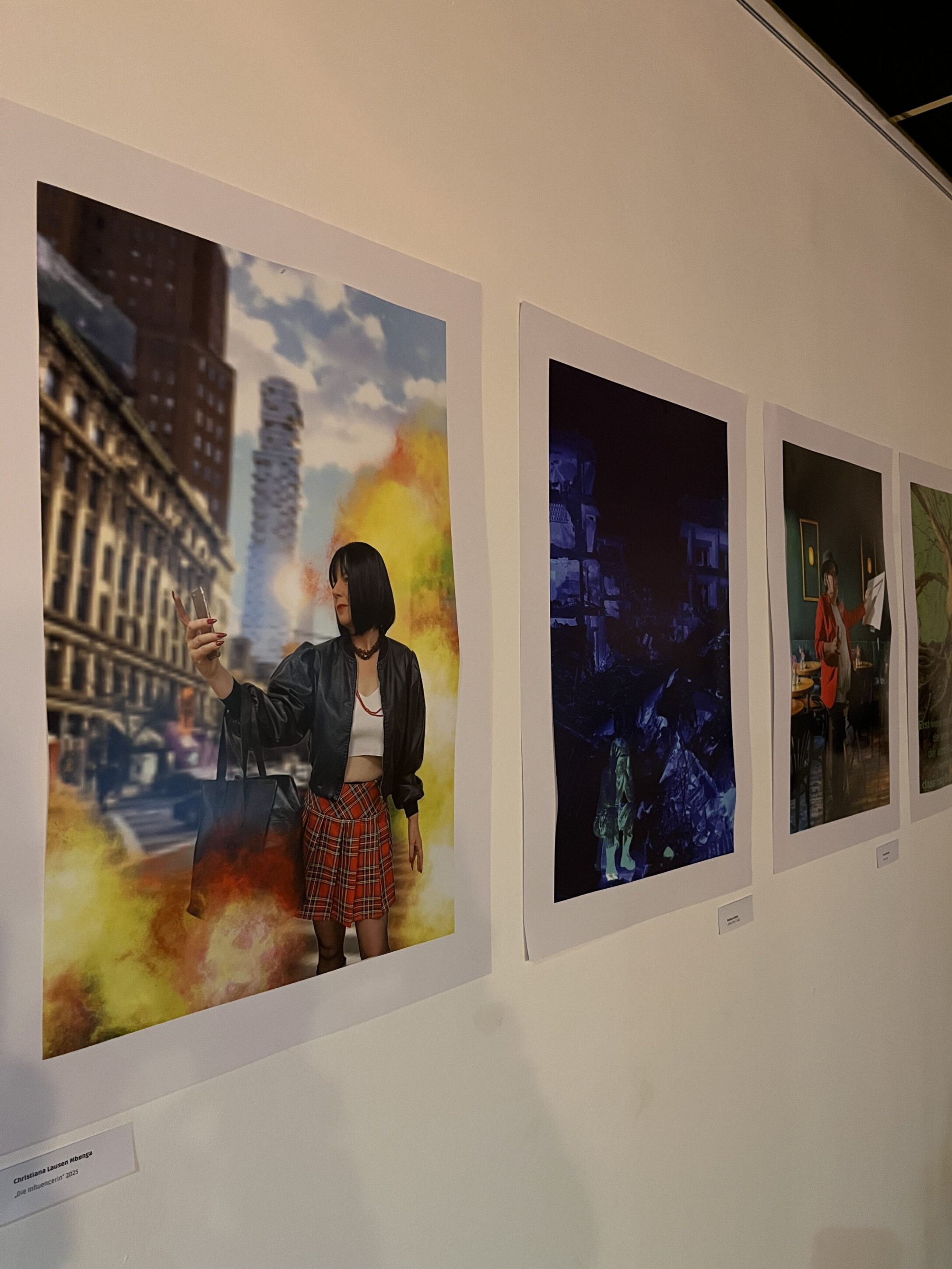 Bilder aus der Ausstellung Blauschimmel Atelier ÜberLebensKünstler*innen