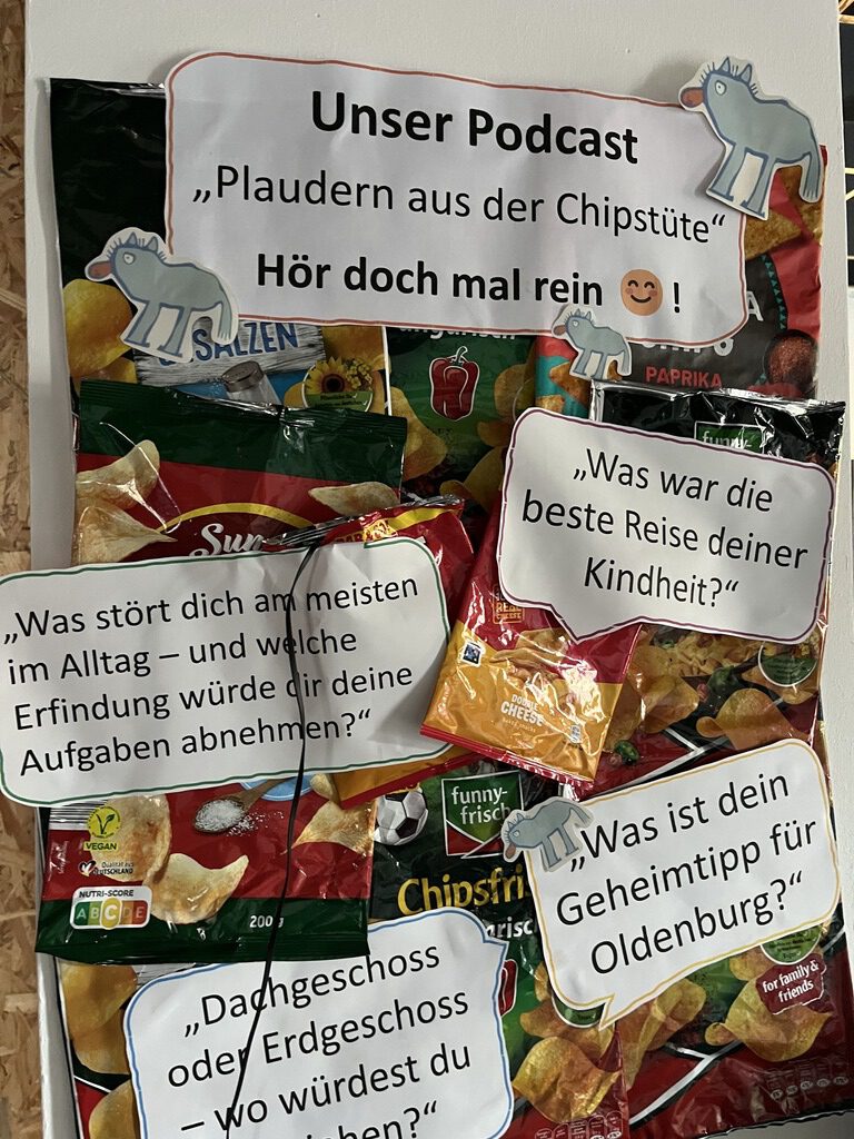 Hörstation in der Ausstellung Blauschimmel Atelier ÜberLebensKünstler*innen