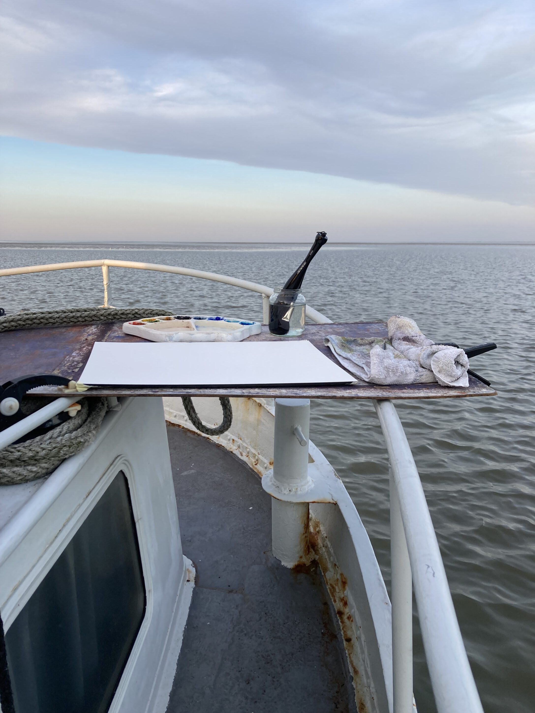 Foto mit Malutensilien Alice Abed el Sayed "Malen vom Boot aus"