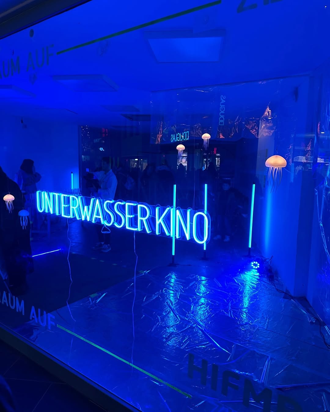 Foto Film-Ausstellung Helmholtz Institut "Unterwasser-Kino"