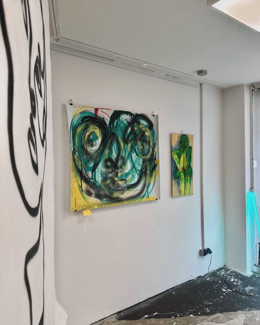 Ausstellungsansicht "Zwei Zeiten, ein Ich" von Anna Tenge & Christine Mühlberger